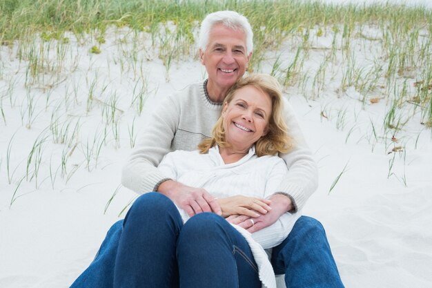 Romantische ältere Paare, die am Strand sich entspannen