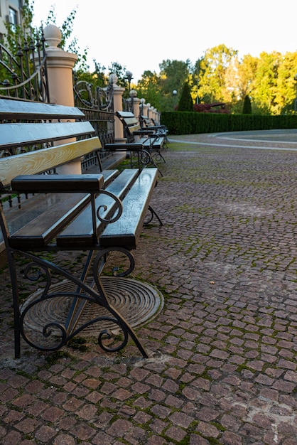 Romantische Bank in einem ruhigen Park im Sommer