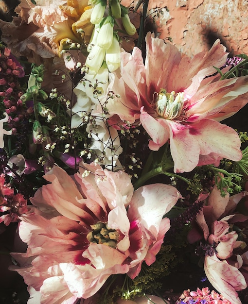 Romantische Blumensträuße aus Frühlingsblumen mit Pfingstrosen Salbei Fingerhut Geyhera