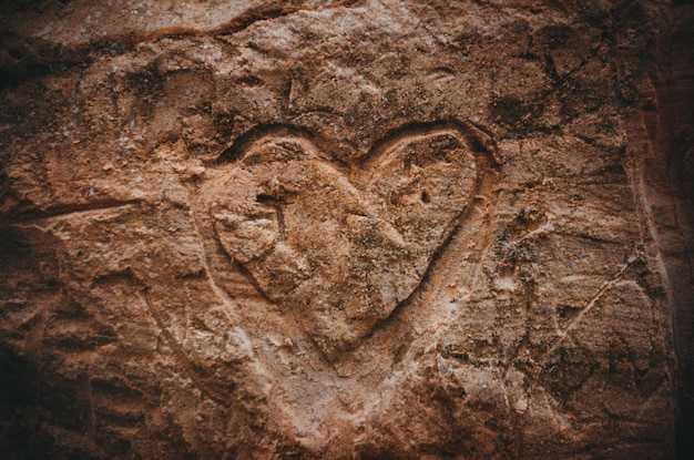 Romantische Botschaft in Form eines in Sandstein gehauenen Herzens