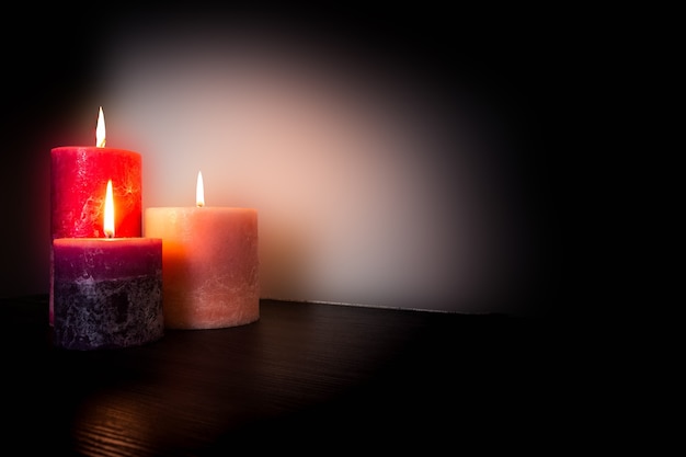 Romantische Candlelight-Hintergrundtextur, Valentinstagskonzept mit Platz für Textrot