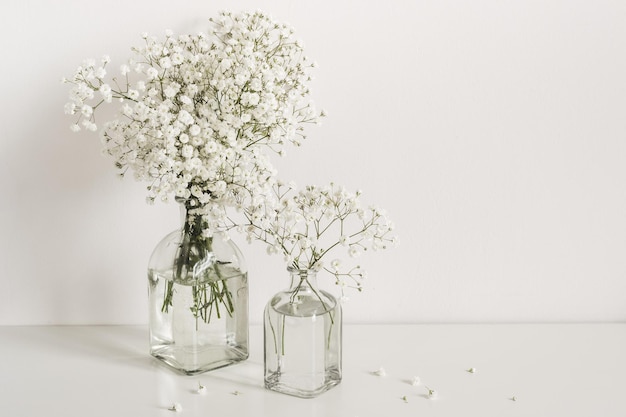 Romantische, elegante Blumensträuße Gypsophila-Blumen auf Tischwandhintergrund Kopieren Sie Platz für Text oder Schriftzüge