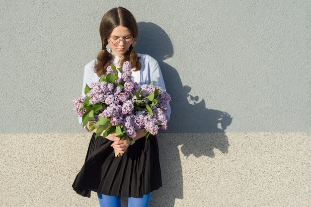 Romantische Jugendliche des Porträts mit Blumenstrauß von Fliedern