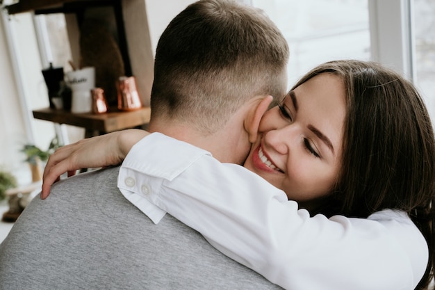 Romantische junge Paare, die zusammen in der Küche kochen