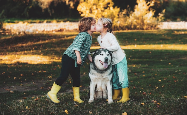 Romantische Kinder mit Datum am Valentinstag Valentinstag Thema Valentinstag kleines Paar