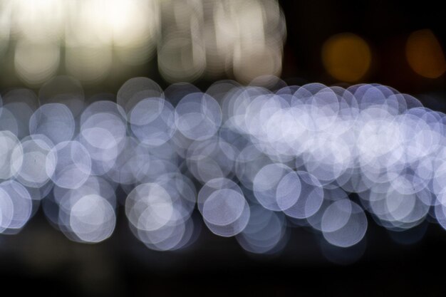 Foto romantische lichter auf weihnachtsschmuck auf schwarzem hintergrund unscharf gestellt