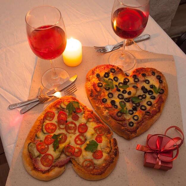 Romantische Liebe herzförmig Pizza Abendessen und Geschenke geben