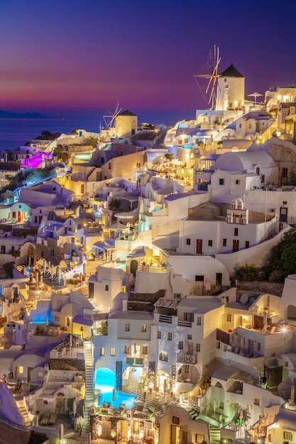 Romantische Nachtansicht des traditionellen griechischen Dorfes Oia auf der Insel Santorini in Griechenland Santorini ist ein ikonisches Reiseziel in Griechenland, das für seine Sonnenuntergänge und seine traditionelle weiße Architektur berühmt ist