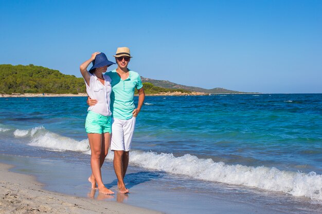 Romantische Paare am tropischen Strand während der Sommerferien