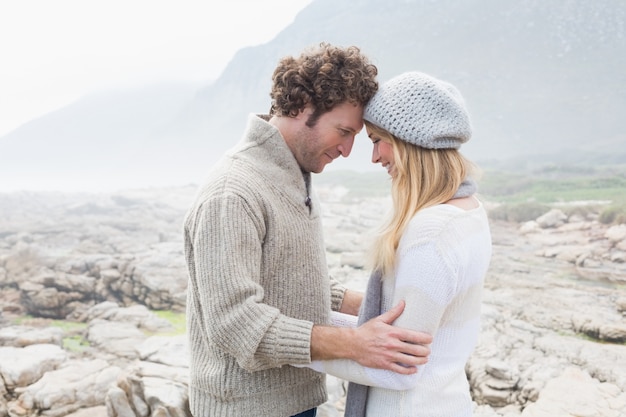 Romantische Paare, die auf einer felsigen Landschaft stehen