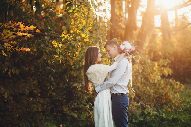 Romantische Paare, die einander betrachten