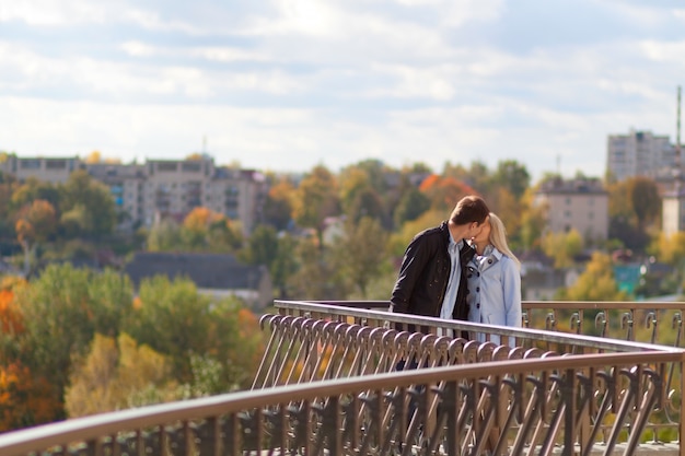 Romantische Paare, die im Herbstpark küssen