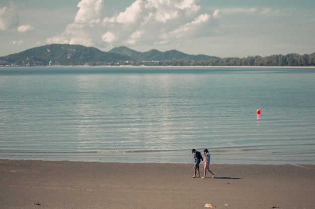 Romantische Paare zu Fuß am Strand