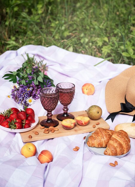 Romantische Picknickszene am Sommertag