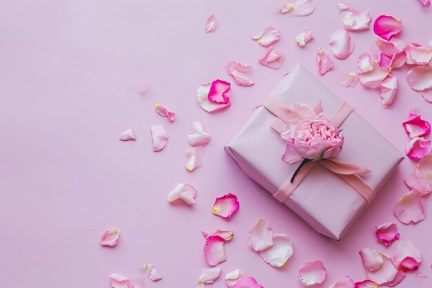 romantische rosa Geschenkkiste für Valentinstag