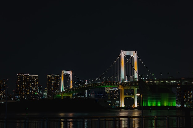 Romantische Stadtnachtansicht, Regenbogenbrücke und Tokyo Tower-Markstein, Odaiba, Japan.