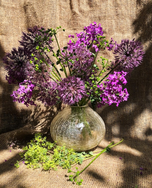 Romantische Sträuße aus Frühlingsblumen