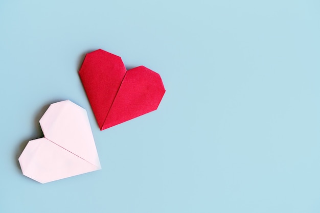 Romantische Wand mit Herzen nach dem Prinzip des Origami-Papiers
