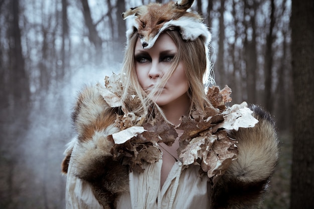 Romantische wilde Schönheits-Stammesfrau im Fuchskostüm im wilden Wald. Vintage-Stil