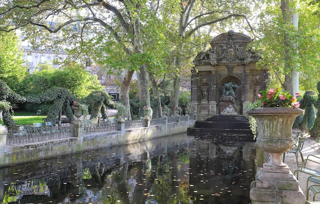 Romantischer barocker Medici-Brunnen, der im frühen 17. Jahrhundert in den Luxemburg-Gärten in Paris, Frankreich, entworfen wurde