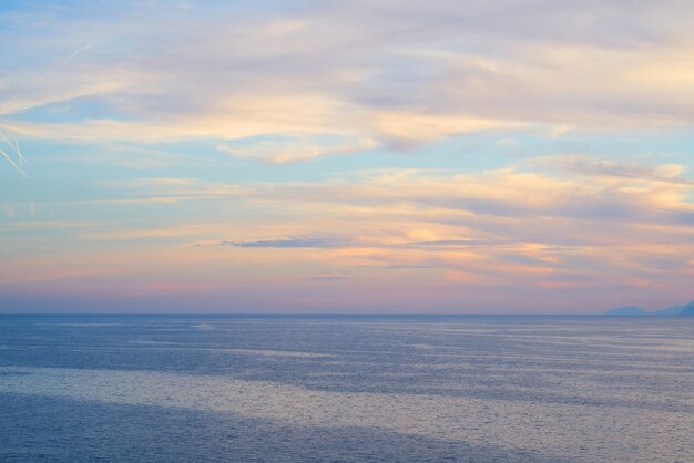 Romantischer Himmel und Meerblick