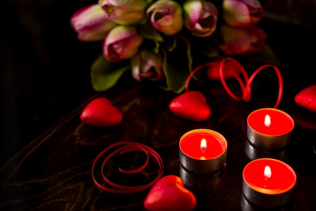 Romantischer Hintergrund des Valentinstags mit Herzen und Kerzen. Urlaubshintergrund mit Herzen. Feiern von Hochzeiten und anderen Feiern mit Platz für Text