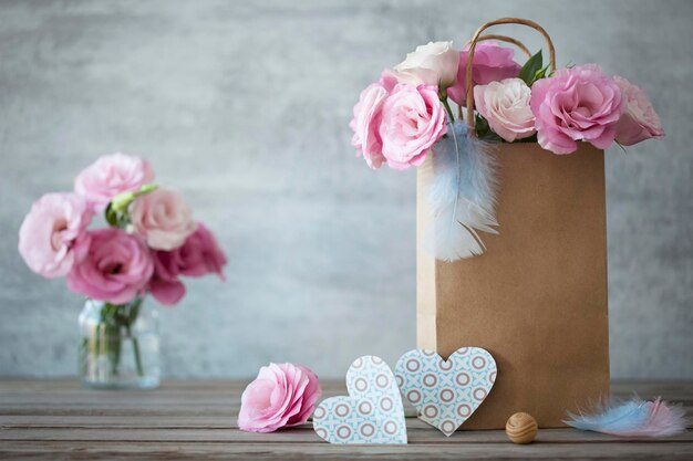 Romantischer Hintergrund mit Rosen und Papierherzen