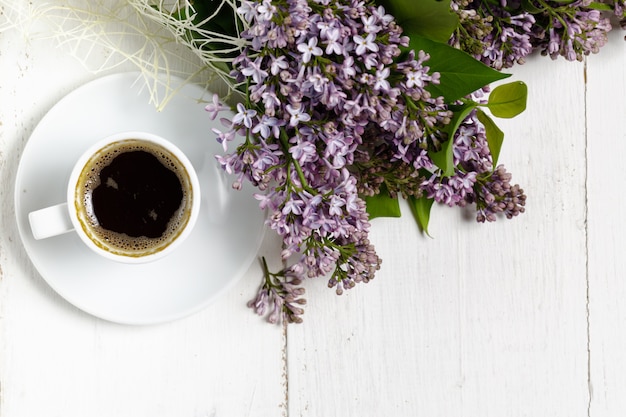 Romantischer Kaffee im blühenden Garten, Frühlingsfrühstück