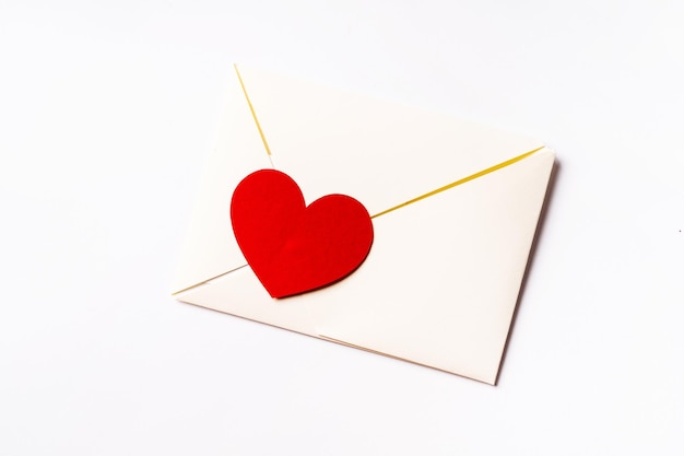 Romantischer Liebesbrief auf weißem Hintergrund