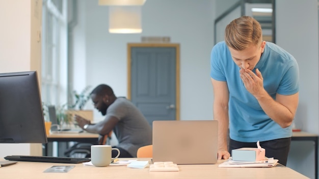 Foto romantischer mann hinterlässt geschenk im coworking. hübscher kerl überbringt kuss