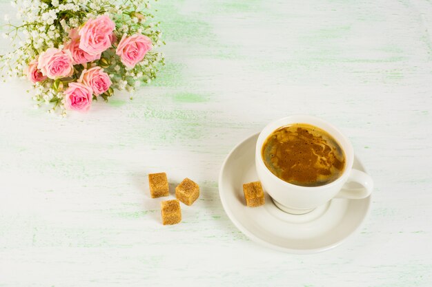 Romantischer Morgenkaffee mit Rosen