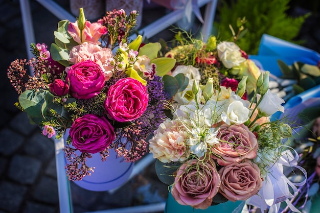 Romantischer rosafarbener Butterblumenstrauß auf dem Blumenmarkt