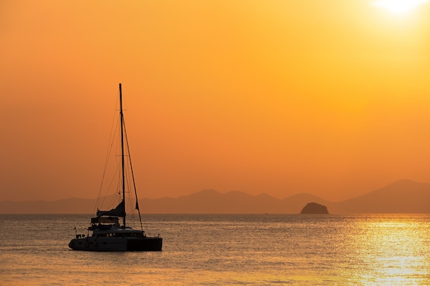 Romantischer Sonnenuntergang am Ufer einer tropischen Insel. Provinz Koh Chang oder Krabi. Thailand.