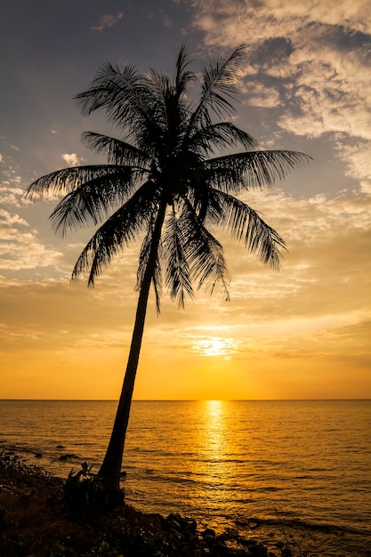 Romantischer Sonnenuntergang über dem Strand Koh Chang Thailand