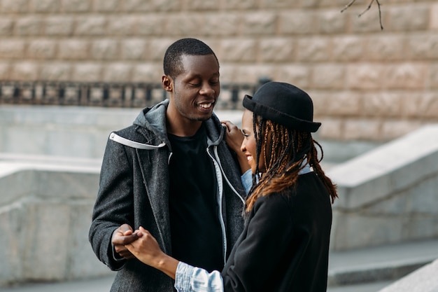 Romantischer Tanz im Freien. Glückliches Liebespaar. Afroamerikaner, fröhliche Menschen, Beziehungsjubiläum, Streetstyle