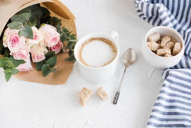 Romantischer weiblicher Hintergrund mit Kaffee und Rosen