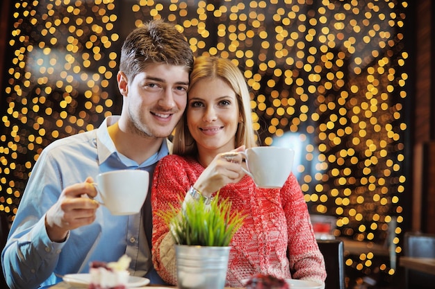 romantisches abenddate im restaurant glückliches junges paar mit weinglas tee und kuchen