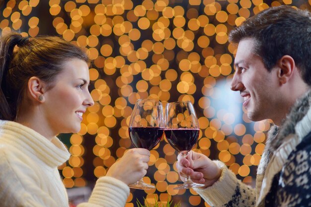 romantisches abenddate im restaurant glückliches junges paar mit weinglas tee und kuchen