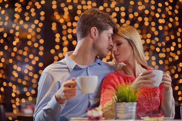 romantisches abenddate im restaurant glückliches junges paar mit weinglas tee und kuchen