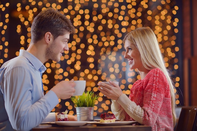 romantisches abenddate im restaurant glückliches junges paar mit weinglas tee und kuchen