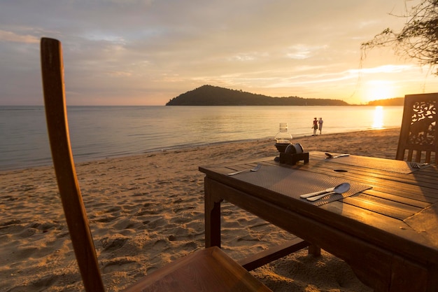 Romantisches Abendessen mit Sonnenuntergang am Strand und Meer auf der Insel Koh Chang