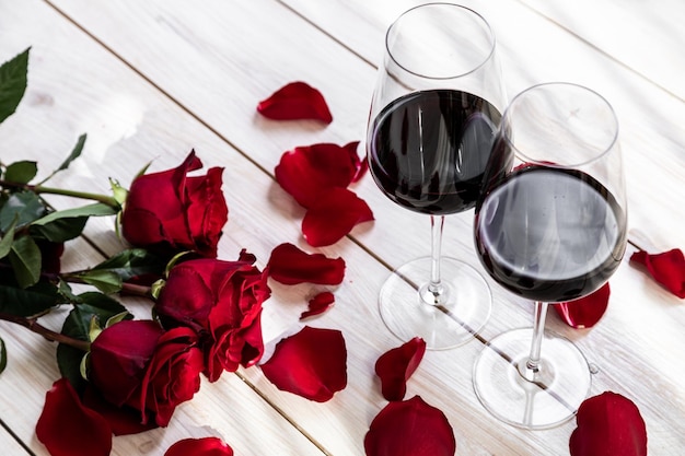 Romantisches Abendessen Zwei Gläser Wein mit Rosen und Blütenblättern