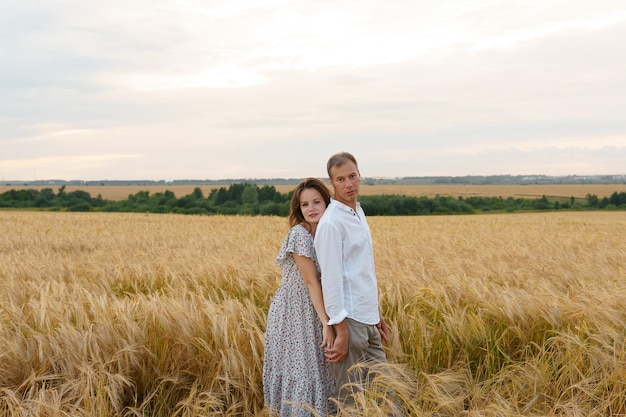 Romantisches Date auf Sommerwiese Liebespaar umarmt