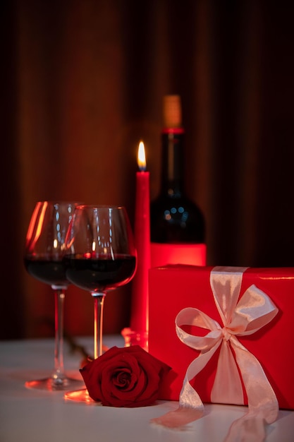 Romantisches Date-Konzept Rotwein mit Gläsern und Kerzen
