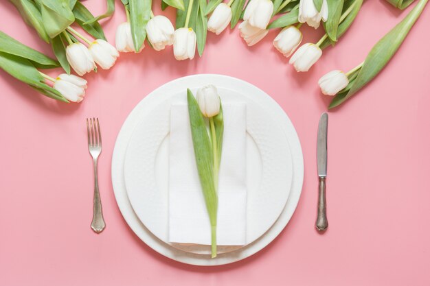 Romantisches Frühlingsgedeck mit weißer Tulpe.