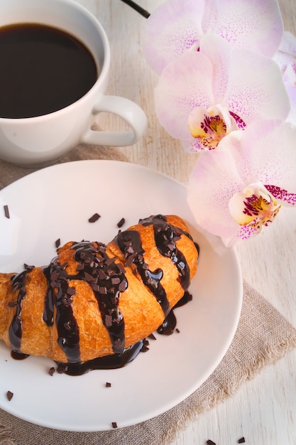 Romantisches Frühstück, Croissant, Schokolade, Kaffee und Orchidee