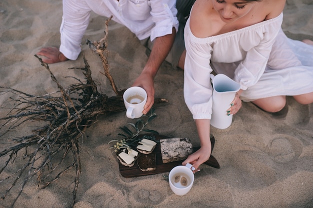 Romantisches Frühstück für zwei am Sandstrand