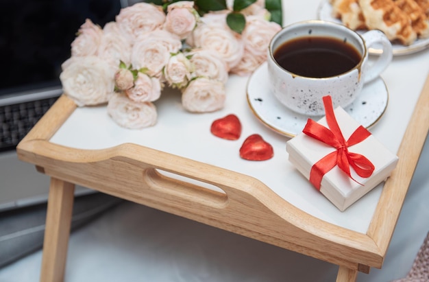 Romantisches Frühstück mit Kaffeewaffel-Geschenkbox und Rosenblüten