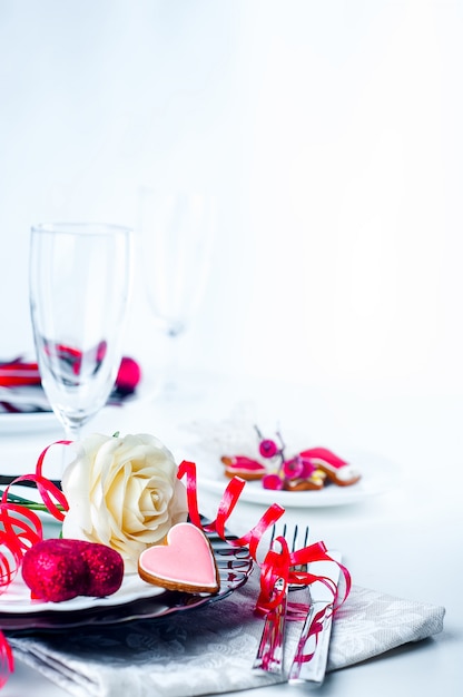 Romantisches Gedeck des Feiertags mit rosa Rosen