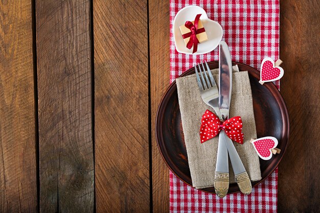 Romantisches Gedeck zum Valentinstag im rustikalen Stil. Ansicht von oben